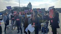 הפגנת נשים בגשר המיתרים בירושלים (ענת יורובסקי)