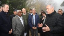 ראש הממשלה בנימין נתניהו בפגישה הבוקר עם שגרירים זרים בגזרת הצפון סמוך לכוחות צה"ל הפועלים לחשיפת ונטרול המנהרות. (צילום: חיים צח / לע"מ)