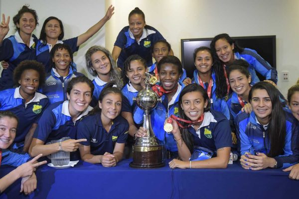 קבוצת 'אתלטיקו הוילה' מקולומביה עם הגביע בו זכו בברזיל (Photo by Raul ARBOLEDA / AFP)