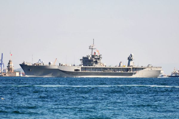 כוחות ימיים אמריקאים על סיפון ספינת הפיקוד מאונט וויטני חוצים את מיצרי הבוספורוס ביולי 2018, בדרכם לים השחור. ארכיון (צילום: Bulent Demir / Shutterstock.com)