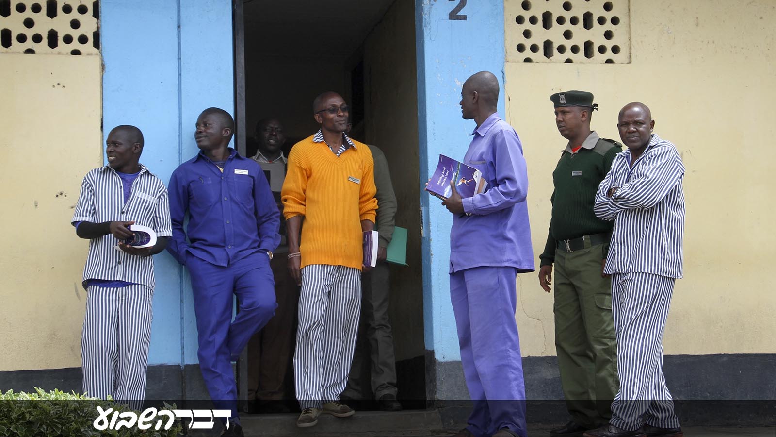 אסירים בכלא בקניה בתכנית לימוד משפטים (צילום: AP Photo/Josphat Kasire).