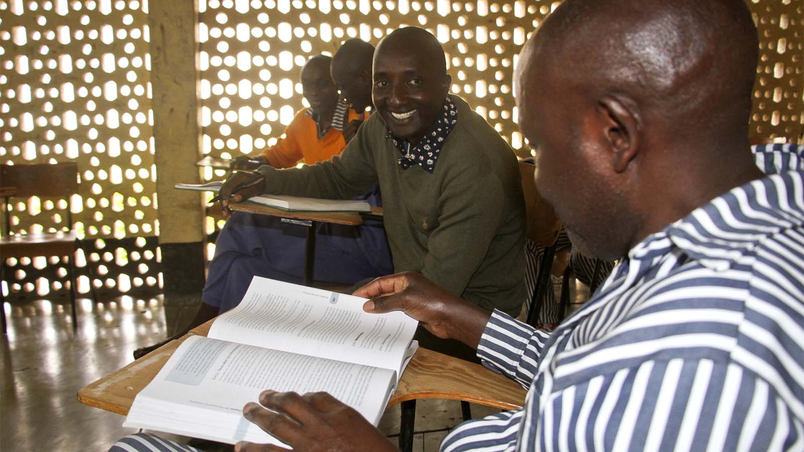 מוס קודהק בכלא בקניה בתכנית ללימוד משפטים (צילום: AP Photo/Josphat Kasire).