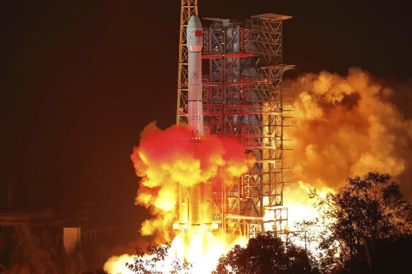 שיגור רכב החלל הסיני לצד האפל של הירח (Jiang Hongjing/Xinhua via AP)