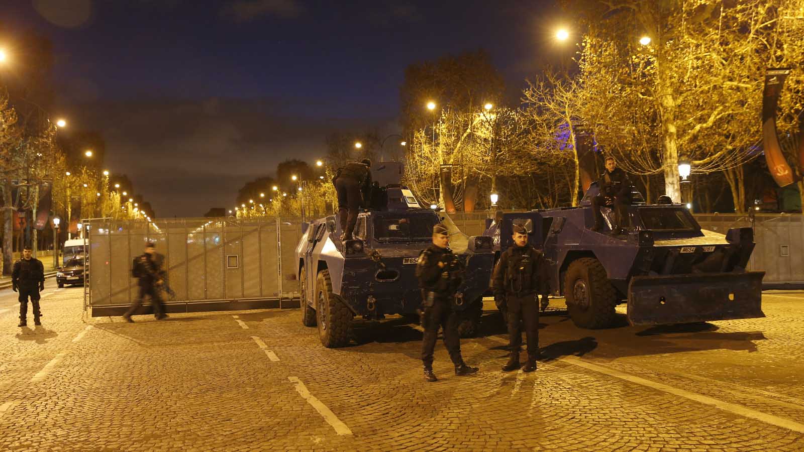 שוטרים מוצבים ברחובות פריז (Photo by chesnot/ Getty Images IL)