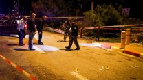כוחות הביטחון סוקרים את זירת הפיגוע בסמוך לעופרה (צילום: עופר מאיר/פלאש90)
