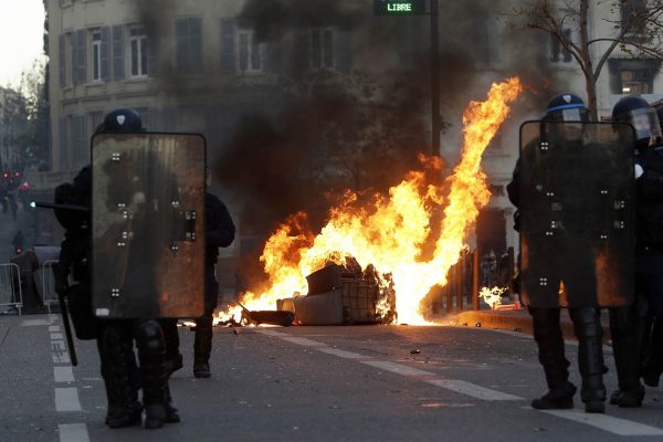 הפגנות אלימות ברחובות מרסיי בשבת ה8 בדצמבר (צילום: AP Photo/Claude Paris).