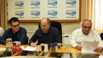 חתימת הסכם בין ההסתדרות לקבות שיכון ובינוי. מימין לשמאל: מנכ"ל שיכון ובינוי משה לחמני, יו"ר ההסתדרות אבי ניסנקורן, ויו"ר הסתדרות עובדי הבניין והעץ יצחק מויאל.  (דוברות ההסתדרות)