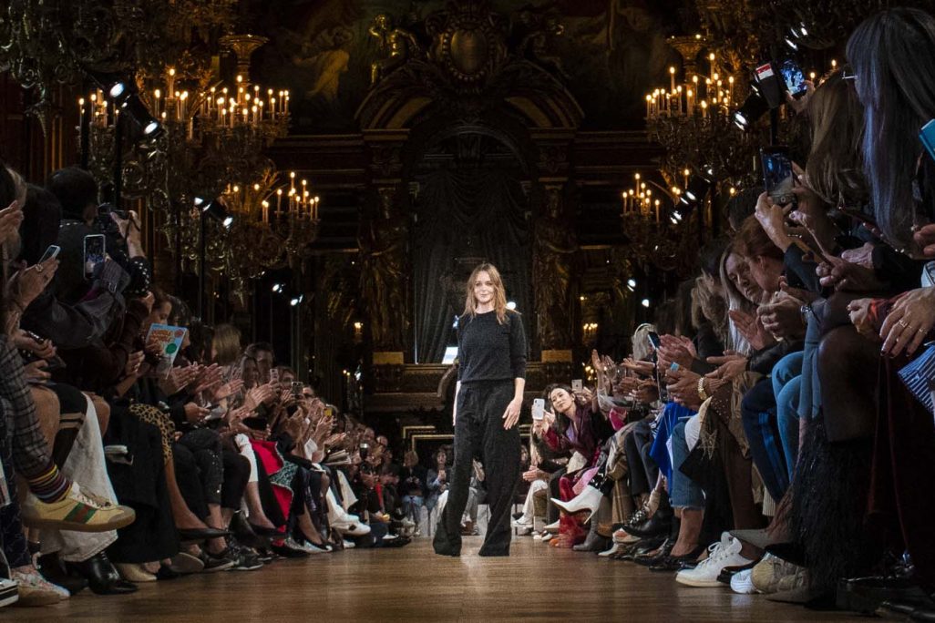 מעצבת העל סטלה מקרטני בסיום תצוגת קולקציית האביב/קיץ שלה בשבוע האופנה בפריז 1באוקטובר 2018 (Photo by Peter White/Getty Images)