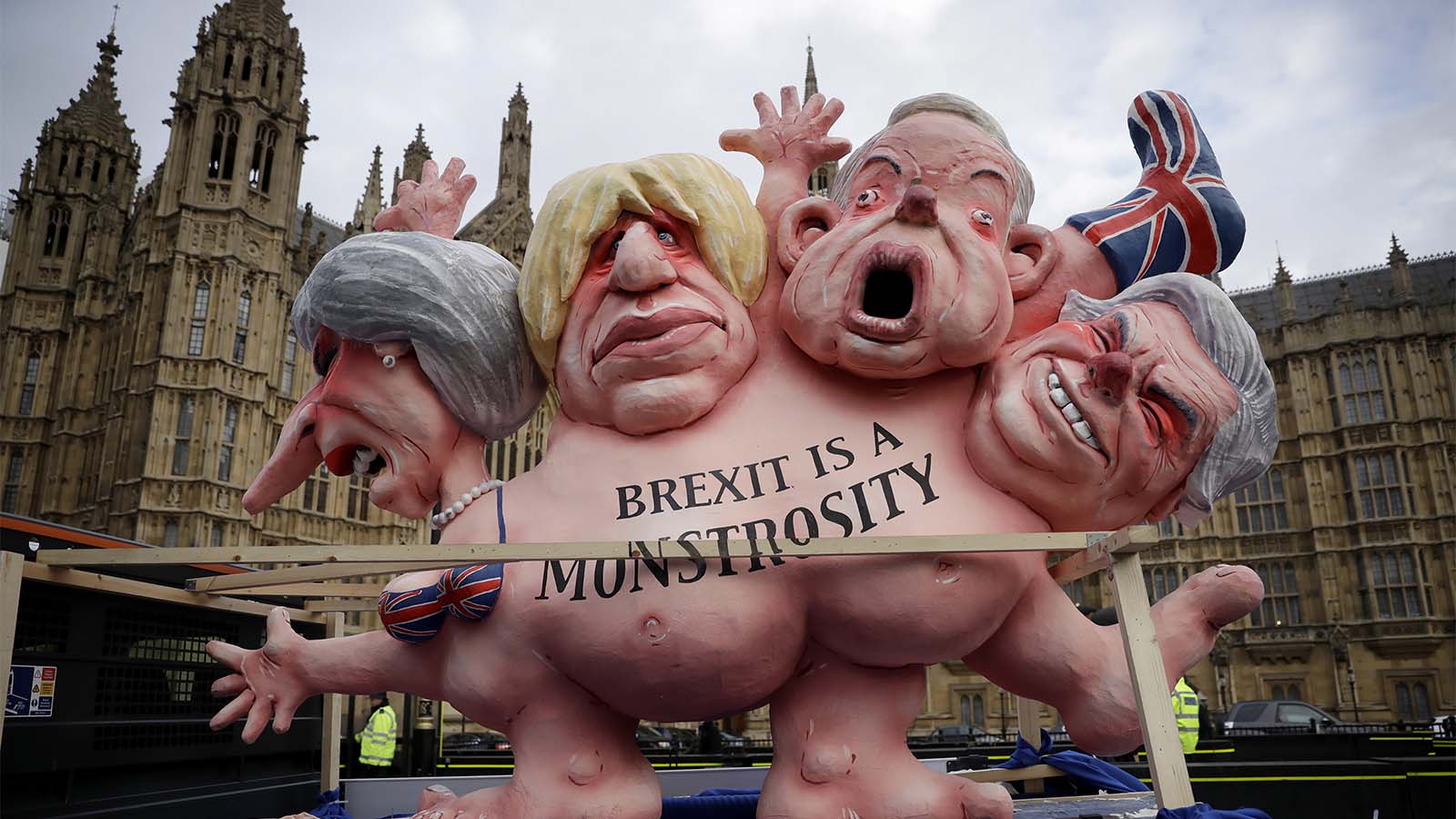 מיצג המתנגד לברקזיט מחוץ לפרלמנט הבריטי, 10 בדצמבר 2018. על המיצג כתוב &quot;הברקזיט הוא מפלצתי&quot; (AP Photo/Matt Dunham)