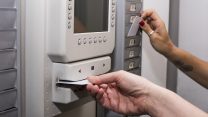 החתמת שעון בעבודה (Shutterstock)