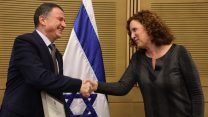 הדס תגרי מקבלת את אות יו"ר הכנסת. (צילום: דוברות הכנסת - יצחק הררי)