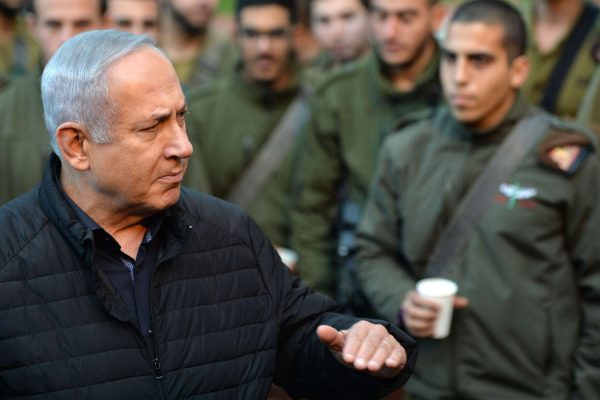 ראש הממשלה ושר הביטחון בנימין נתניהו והרמטכ״ל רא״ל גדי איזנקוט  בהערכת מצב ביטחונית בפיקוד הצפון (קרדיט: קובי גדעון/ לע״מ)