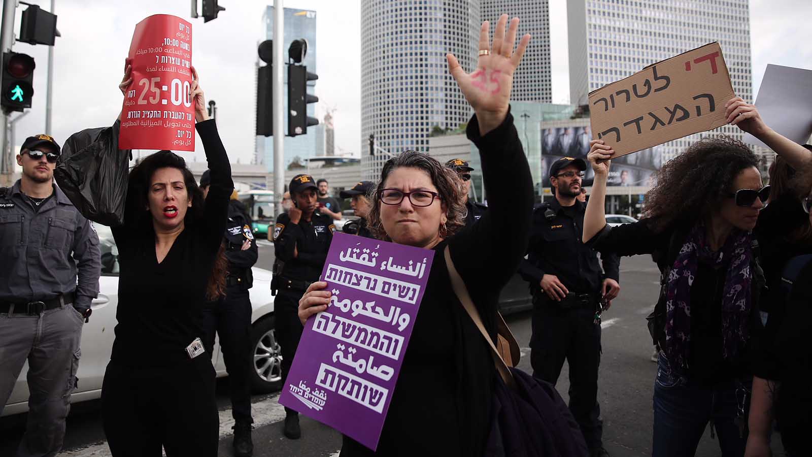 פעילות מפגינות מול קרית הממשלה בתל-אביב במחאה על רצח נשים (צילום: מרים אלסטר / פלאש 90).