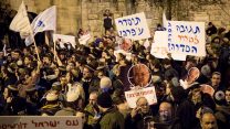 הפגנה בירושלים מחוץ למשרד ראש הממשלה (צילום: יונתן סינדל / פלאש 90).