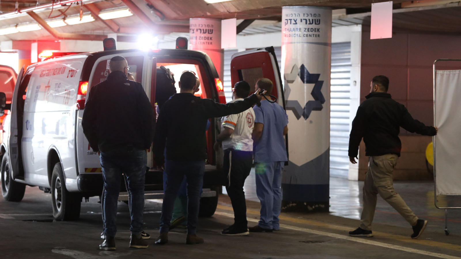 הפצועים בפיגוע בגבעת אסף מפונים לבית החולים שערי הצדק (צילום: נעם ריבקין פנטון/פלאש90)
