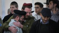 חברים וקרובים משפחה בהלוויתו של חלל צה"ל  סמ"ר יוסף כהן ז"ל (צילום: יונתן זינדל/פלאש90)