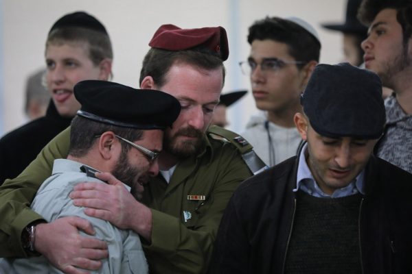 חברים וקרובים משפחה בהלוויתו של חלל צה"ל  סמ"ר יוסף כהן ז"ל (צילום: יונתן זינדל/פלאש90)
