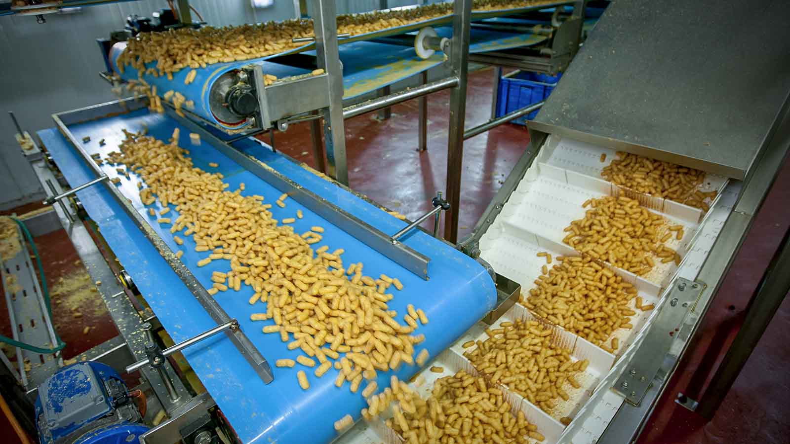 פס הייצור של החטיף במבה במפעלי אסם בשדרות (צילום: משה שי / פלאש 90).