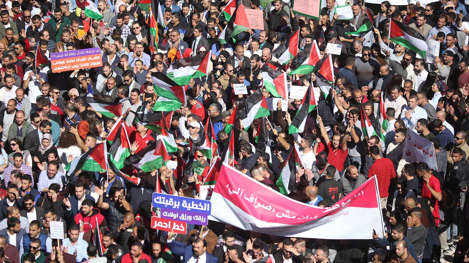 פלסטינים מתגודדים בכיכר אל-מנרה למחאה נגד חוק הביטוח הלאומי החדש (Photo by Issam Rimawi/Anadolu Agency/Getty Images IL)