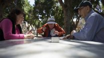 קשישים בפארק. ארכיון. (צילום: דניאל שיטרית/פלאש90)