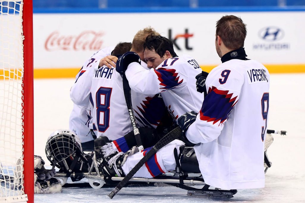 שחקני נבחרת נורווגיה בהוקי קרח בסיום משחק. (Photo by Martin Rose/Getty Images)