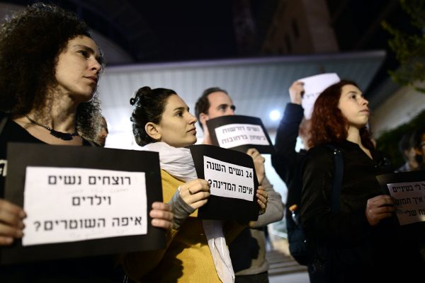 נשים מוחות נגד אלימות כלפי נשים בדרום תל אביב. 28 בנובמבר 2018 (תומר ניוברג/פלאש90)