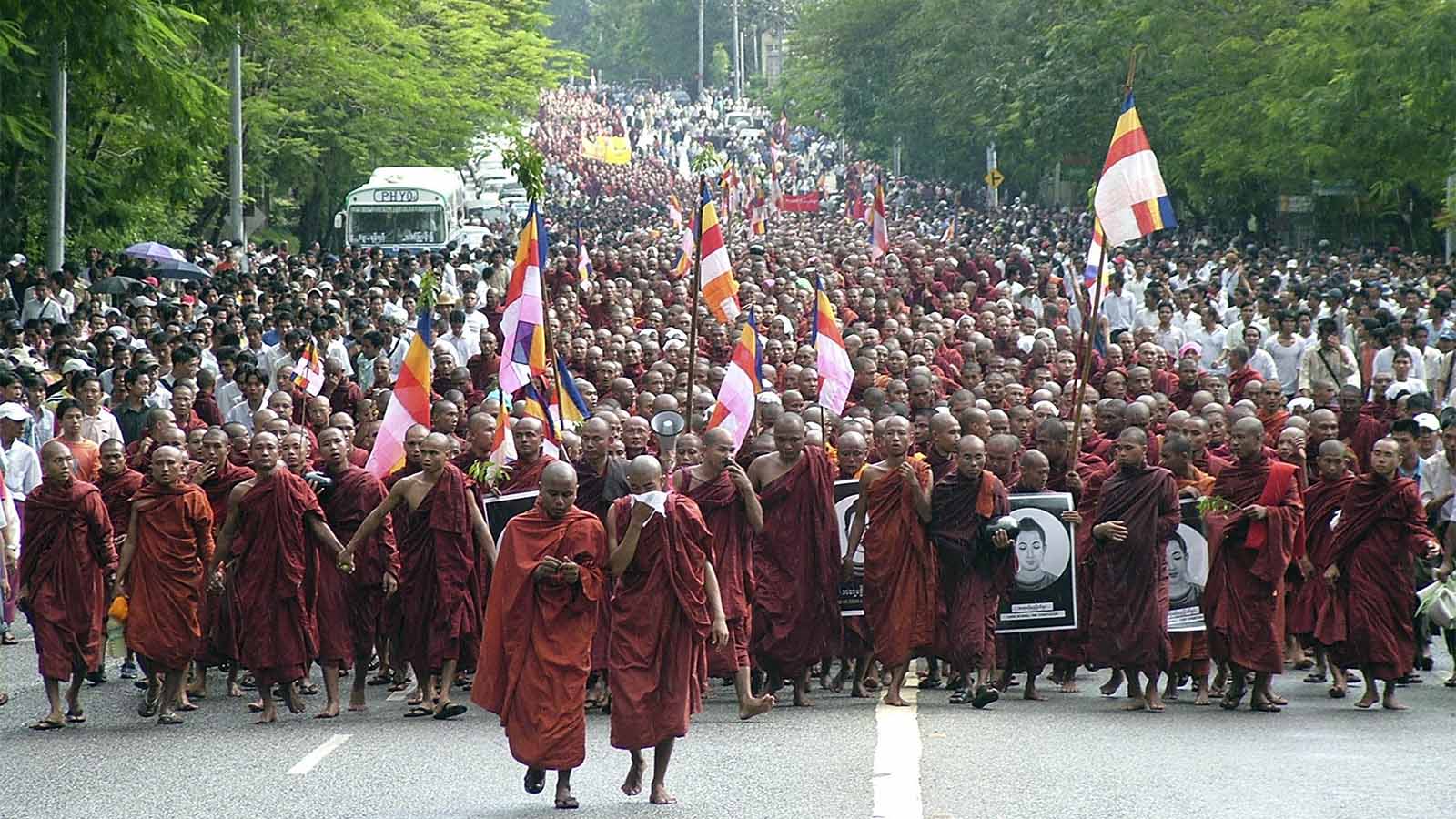 מחאת נזירים בודהיסטים במינמאר, נגד השלטון הצבאי, 2007 (צילום: AP Photo/File).