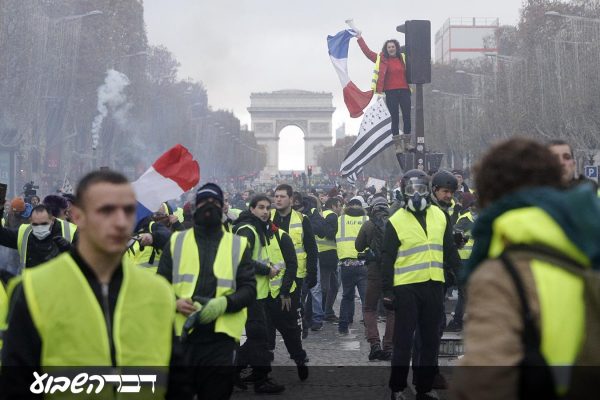 מחאת האפודים הצהובים, פריז 2018 (צילום: AP Photo/Kamil Zihnioglu, File).