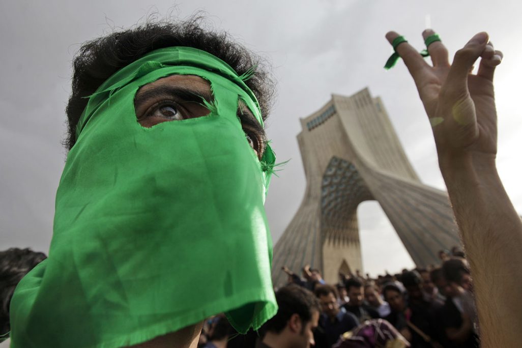 מפגין באירן לובש מסכה ירוקה, יוני 2009 (צילום: AP Photo/Ben Curtis, File).