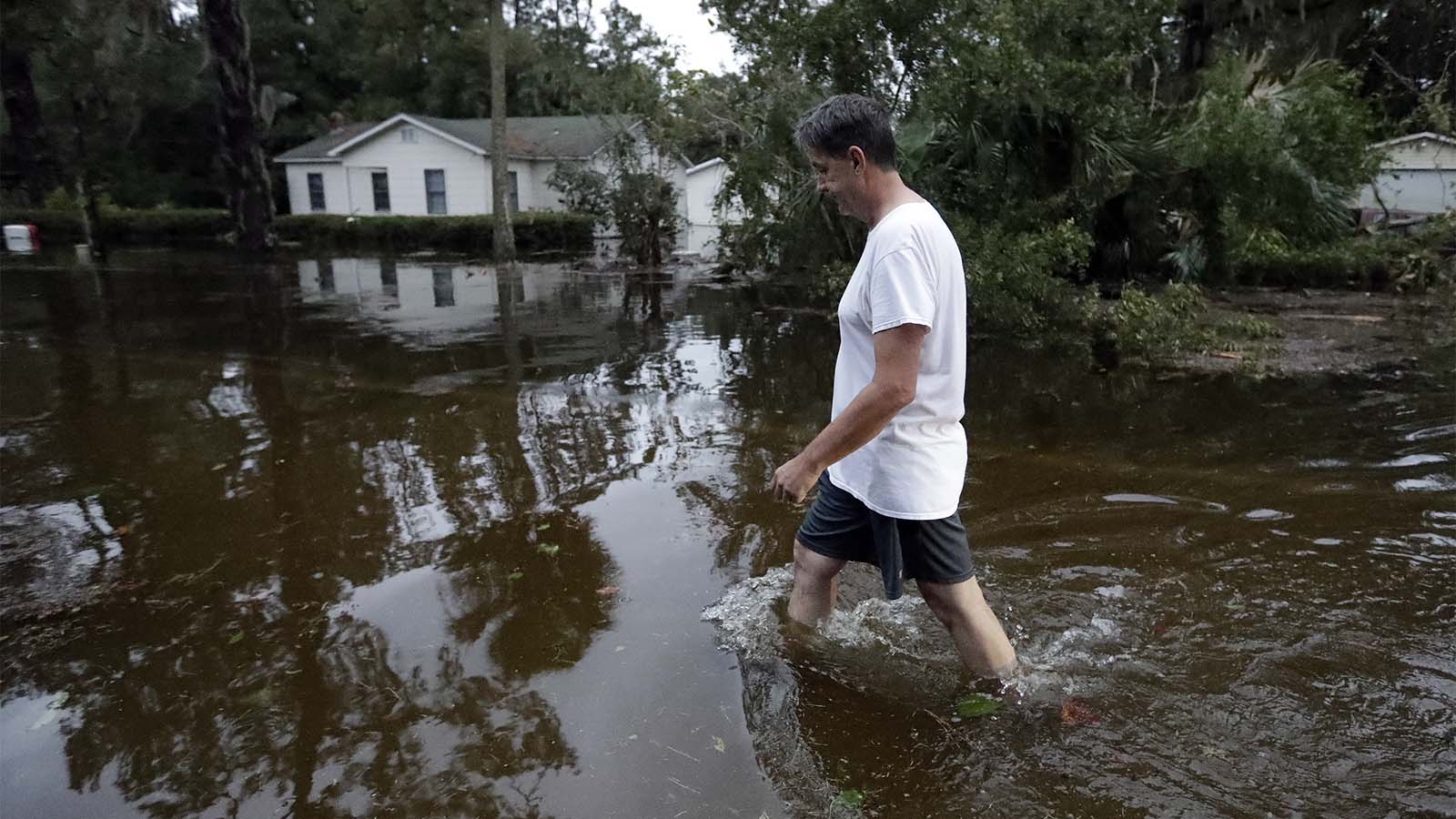 הצפה של שכונה בפלורידה בעקבות הוריקן &quot;מישל&quot; אוקטובר 2018 (צילום: AP Photo/Chris O'Meara).