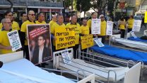 מפגינים לצד מיטות האשפוז ברחבת הסינמטק בת"א במחאה על פרסום מכרז 2018 לשירותי האשפוז הסיעודי (צילום באדיבות יחצ א.ב.א)