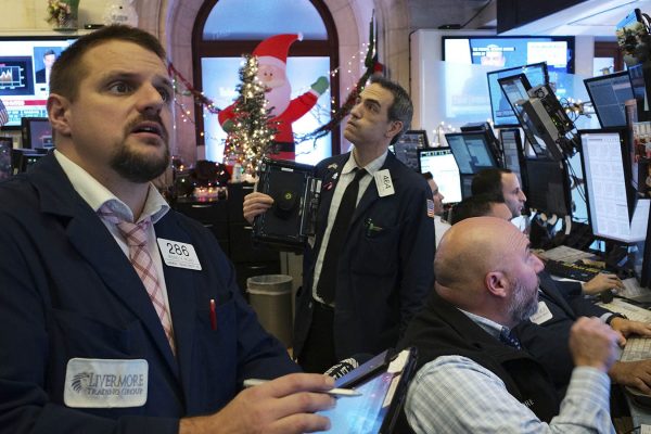 סוחרים בבורסה לניירות ערך בניו יורק מודאגים מירידות השערים, ה-19 לדצמבר 2018 (AP Photo/Mark Lennihan)