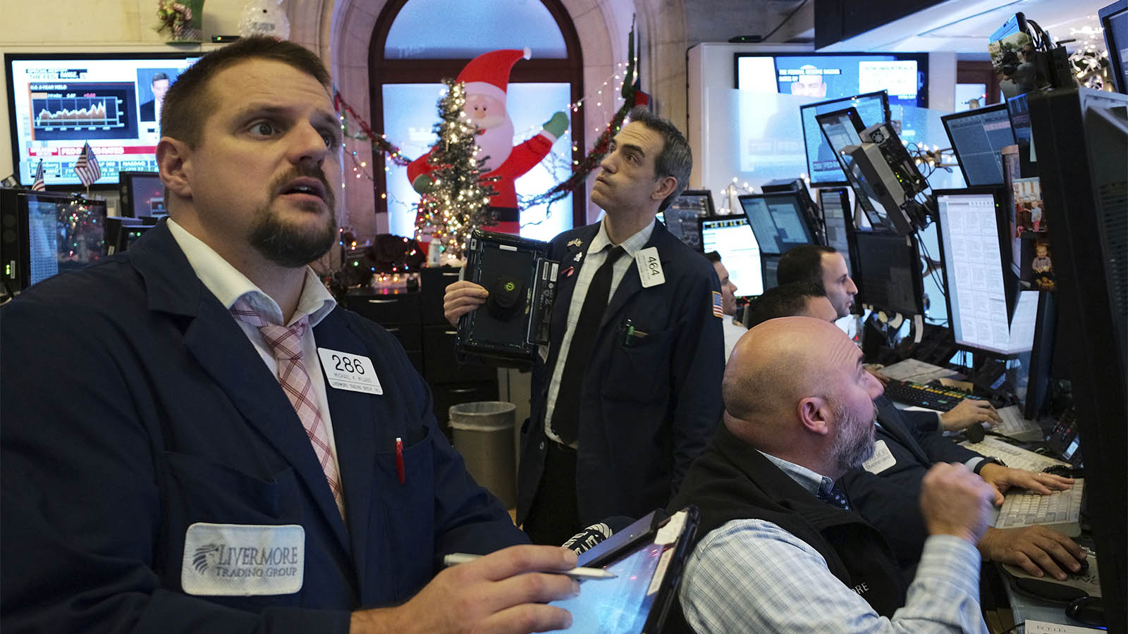 סוחרים בבורסה לניירות ערך בניו יורק מודאגים מירידות השערים, ה-19 לדצמבר 2018 (AP Photo/Mark Lennihan)
