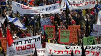 שלטים הקוראים למדינת רווחה בהפגנה במהלך המחאה החברתית ב-2011. (צילום ארכיון: נתי שוחט/פלאש90)