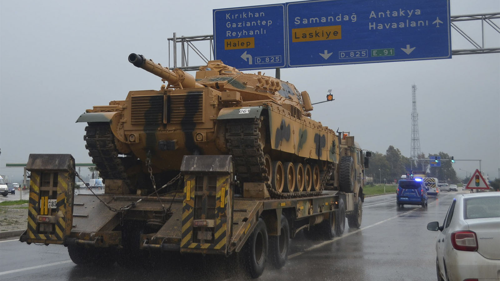 טנק של הצבא הטורקי משונע אל עבר הגבול עם סוריה, יום לאחר הכרזת טראמפ על נסיגת כוחות ארה&quot;ב מסוריה. 13 בדצמבר 2018(Ismet Bicen/IHA via AP)