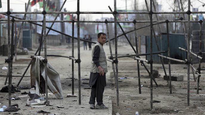 אדם עומד בזירת פיגוע התאבדות שכוון כנגד בני המיעוט ההזארה בקאבול, אפגניסטן. מרץ 2018. בפיגוע נהרגו מעל לתשעה בני אדם (AP Photo/Massoud Hossaini)