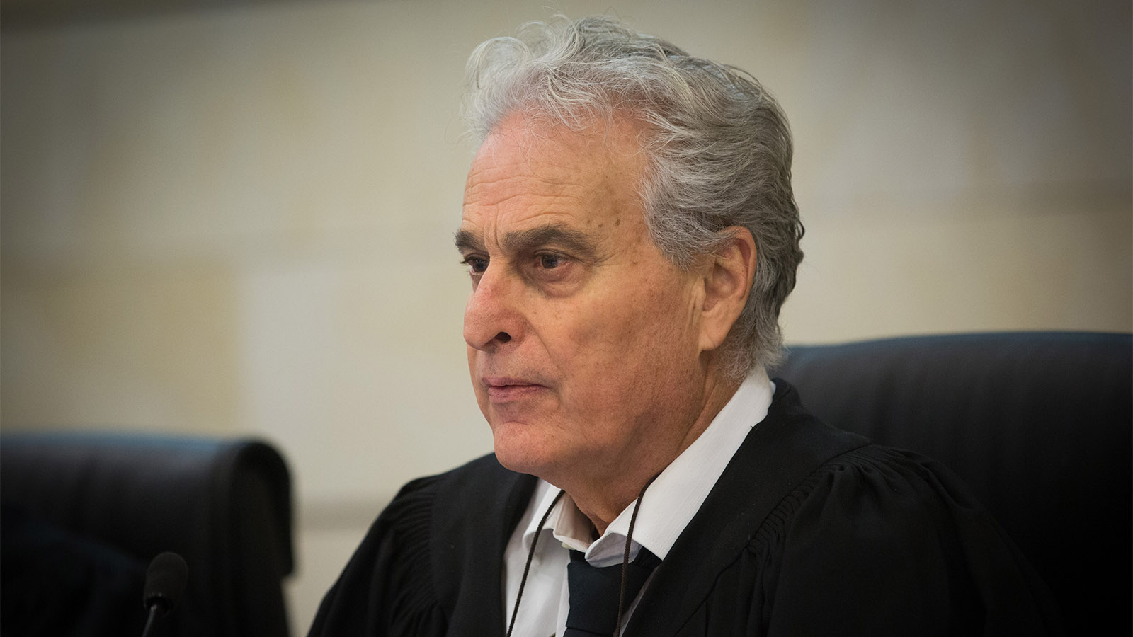 השופט בדימוס יגאל פליטמן, על כס השיפוט בדיון בבית הדין הארצי לעבודה. 24 באוקטובר 2017 (צילום: יונתן זינדל/פלאש90)