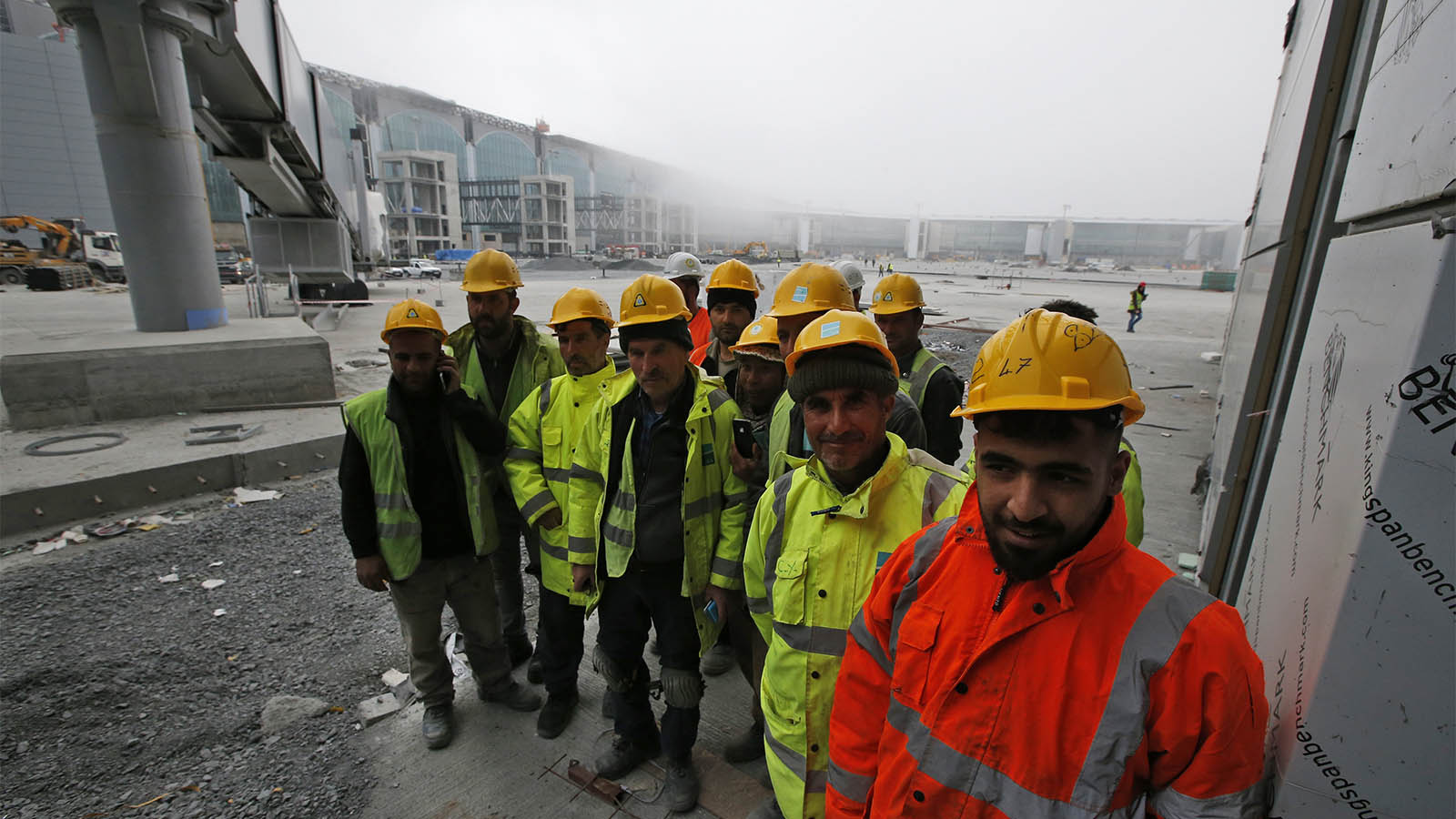 הפועלים בהקמת שדה התעופה החדש באיסטנבול. אפריל 2018. (AP Photo/Lefteris Pitarakis)