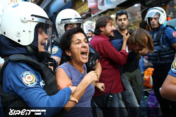 מפגינה נעצרת ע"י המשטרה הטורקית בהפגנת מחאה על תנאי הבטיחות בהקמת שדה התעופה החדש באיסטנבול. 15 בספטמבר 2018 (AP Photo/Emrah Gurel)