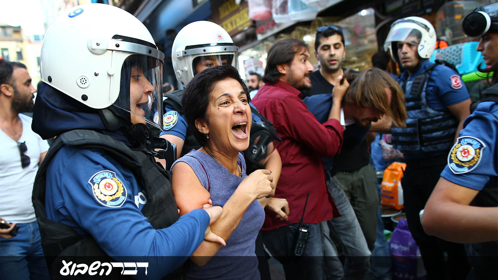 מפגינה נעצרת ע"י המשטרה הטורקית בהפגנת מחאה על תנאי הבטיחות בהקמת שדה התעופה החדש באיסטנבול. 15 בספטמבר 2018 (AP Photo/Emrah Gurel)