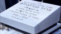 מצבת קברו של ברוך מנדלבליט שהושחתה. (צילום: באדיבות חברת החדשות).