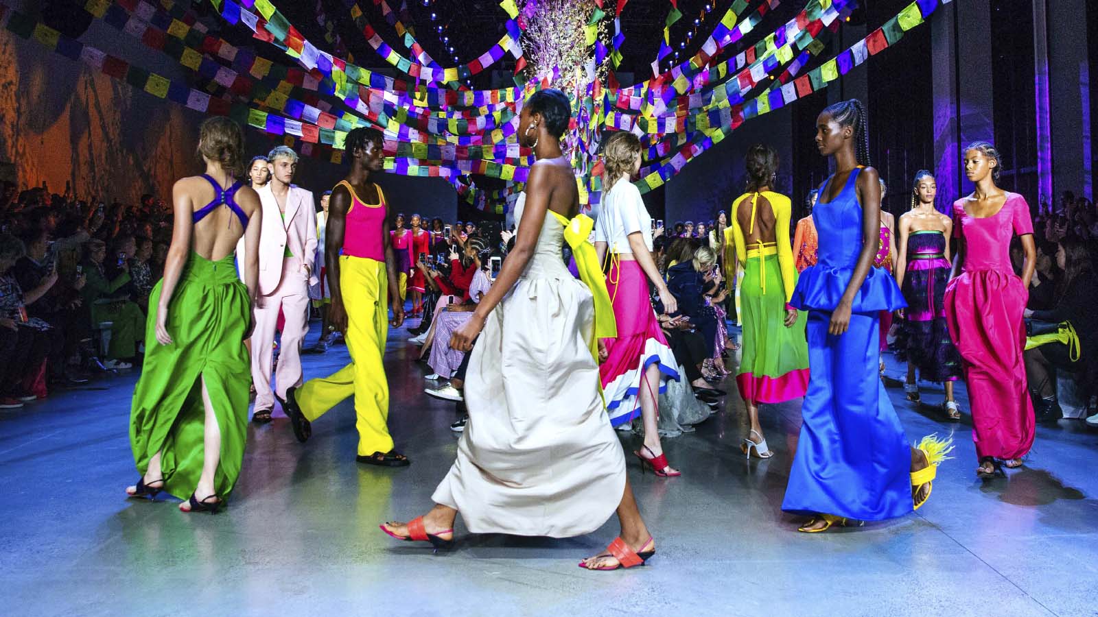 דוגמניות בתצוגת אופנה בשבוע האופנה בניו יורק. 9 בספטמבר 2018 (AP Photo/Kevin Hagen).