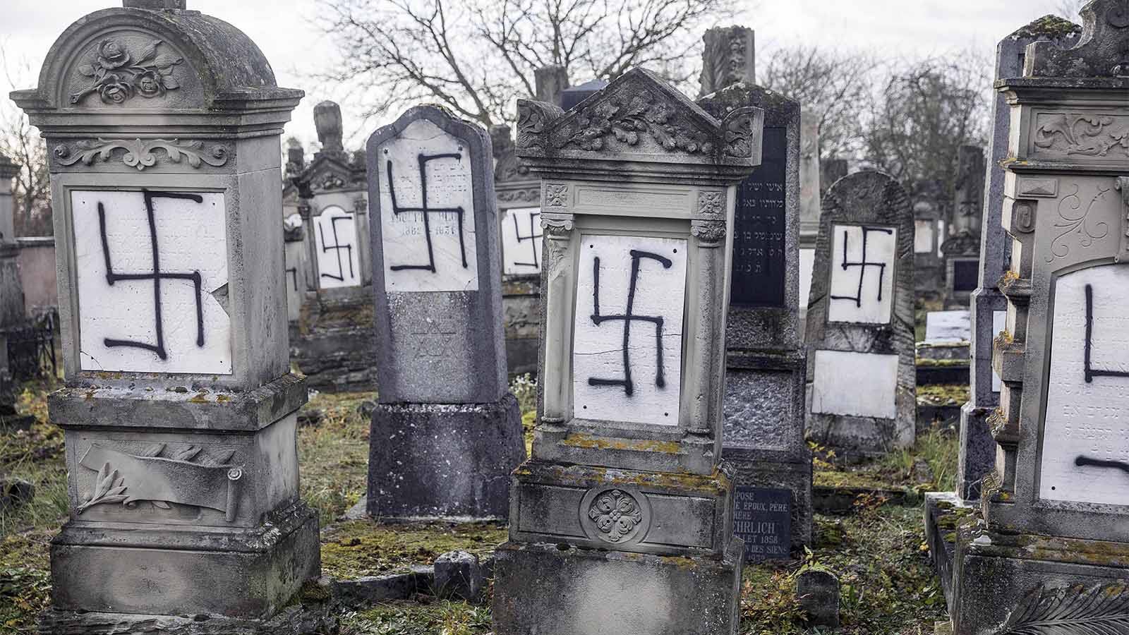 בית קברות יהודי בצרפת שהושחת, דצמבר 2018 (צילום: AP Photo/Jean-Francois Badias).