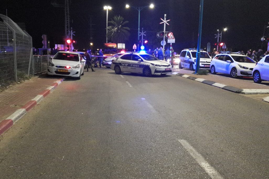 רחוב פסח לב בלוד, לאחר ירי על רכב שהוביל למותם של גבר ואישה (צילום: דוברות המשטרה)