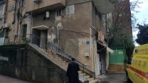 הבניין בחיפה בו נפגעו שני אזרחי הודו משאיפת עשן. (צילום: דוברות מד"א)