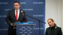 אבי גבאי מודיע על פירוק המחנה הציוני בישיבת הסיעה לצד ציפי לבני. 1 בינואר 2019 (צילום: יונתן זינדל / פלאש 90).