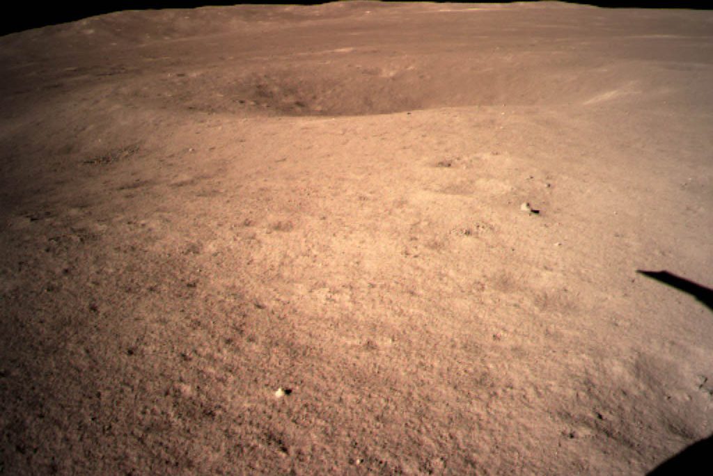 תמונה שצולמה מרכב החלל הסיני, הראשונה שצולמה מצידו האפל של הירח. 3 לינואר 2019 (China National Space Administration/Xinhua News Agency via AP)