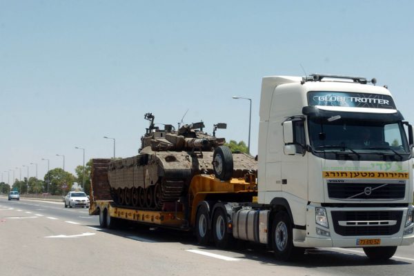 משאית מובילה טנק. ארכיון (צילום: פלאש90)
