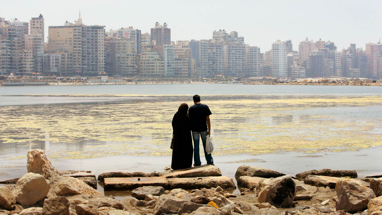 זוג צופה אל העיר אלכסנדריה, במצרים. ארכיון (AP Photo/Ben Curtis, File)