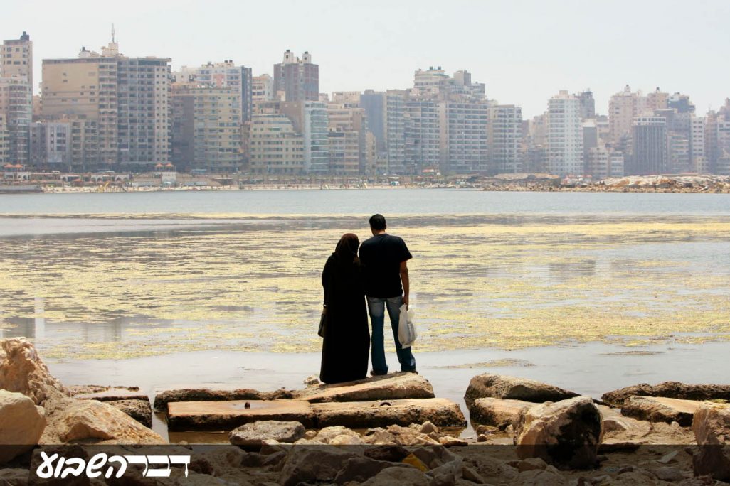 זוג צופה אל העיר אלכסנדריה, במצרים. ארכיון (AP Photo/Ben Curtis, File)